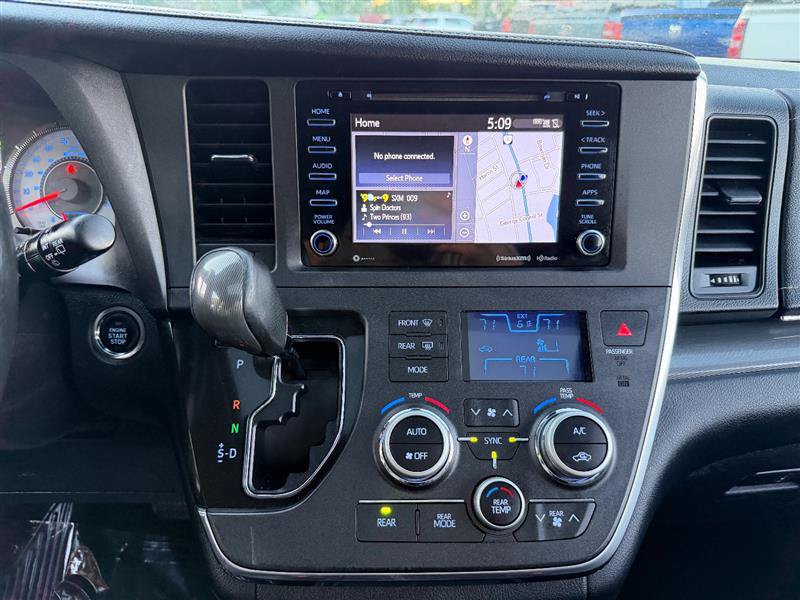 Used 2018 Toyota Sienna SE Premium w/ Carpet Mat Package FWD image 27