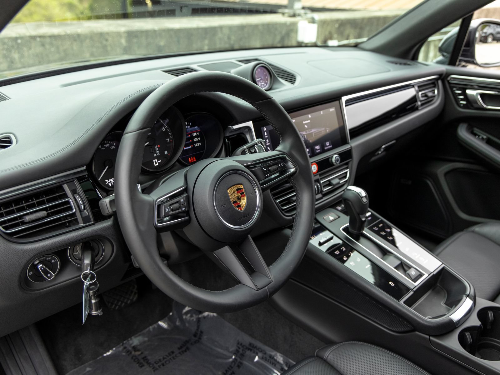 Certified 2022 Porsche Macan AWD/4WD image 4