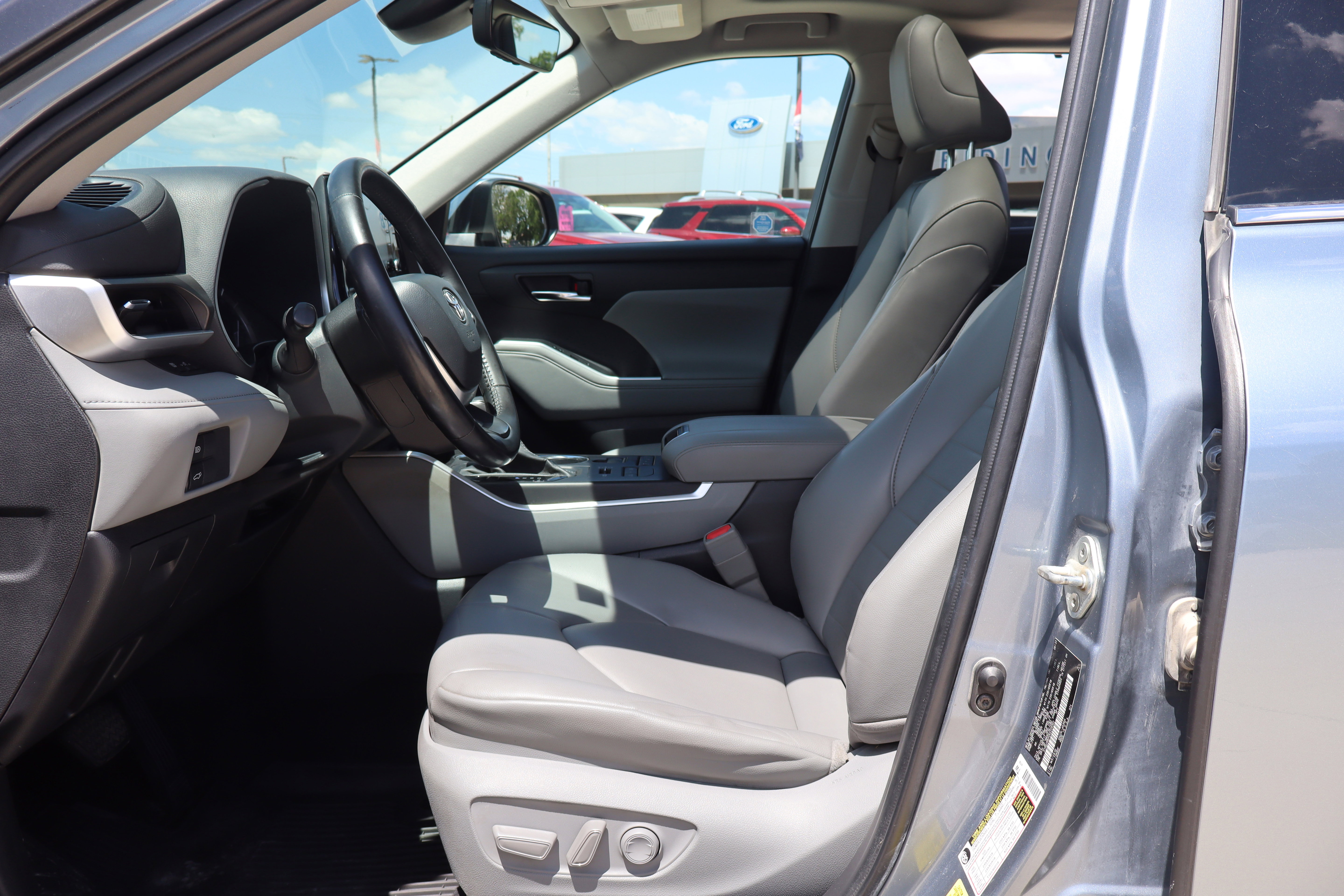 Used 2022 Toyota Highlander XLE AWD/4WD image 9