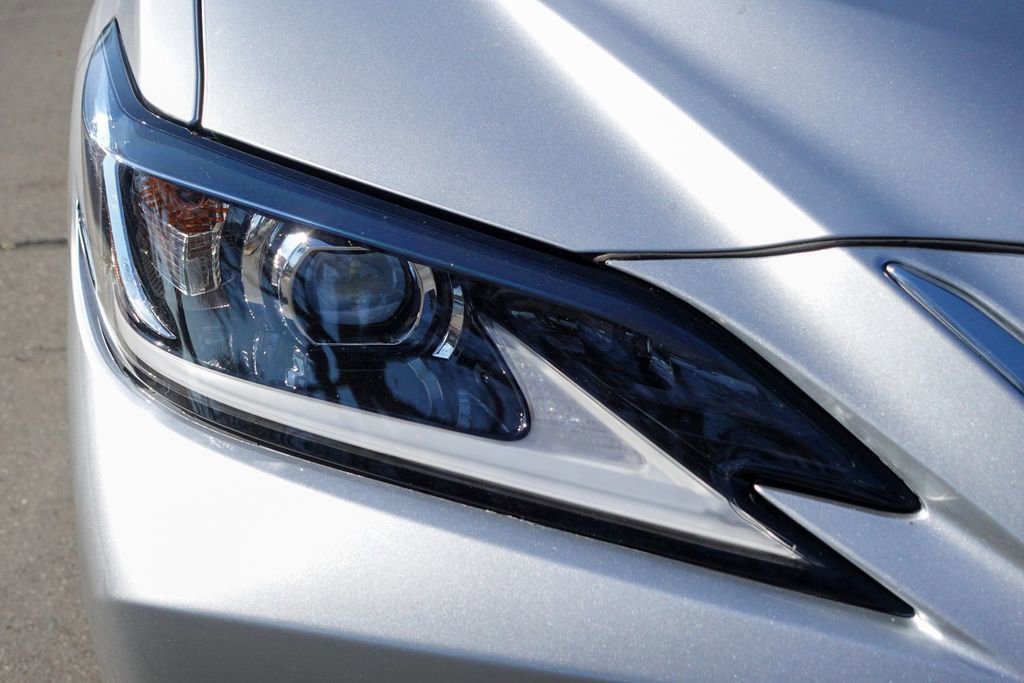 Used 2025 Lexus ES 300h w/ Premium Package image 3