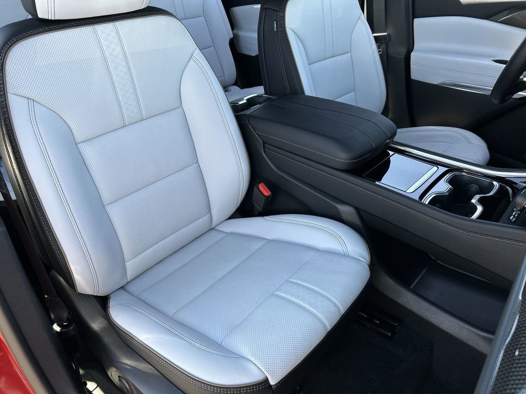 Used 2026 Chevrolet Traverse High Country FWD image 28