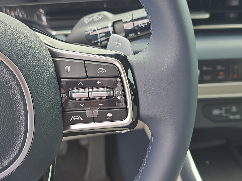 New 2026 Kia Carnival EX FWD image 33