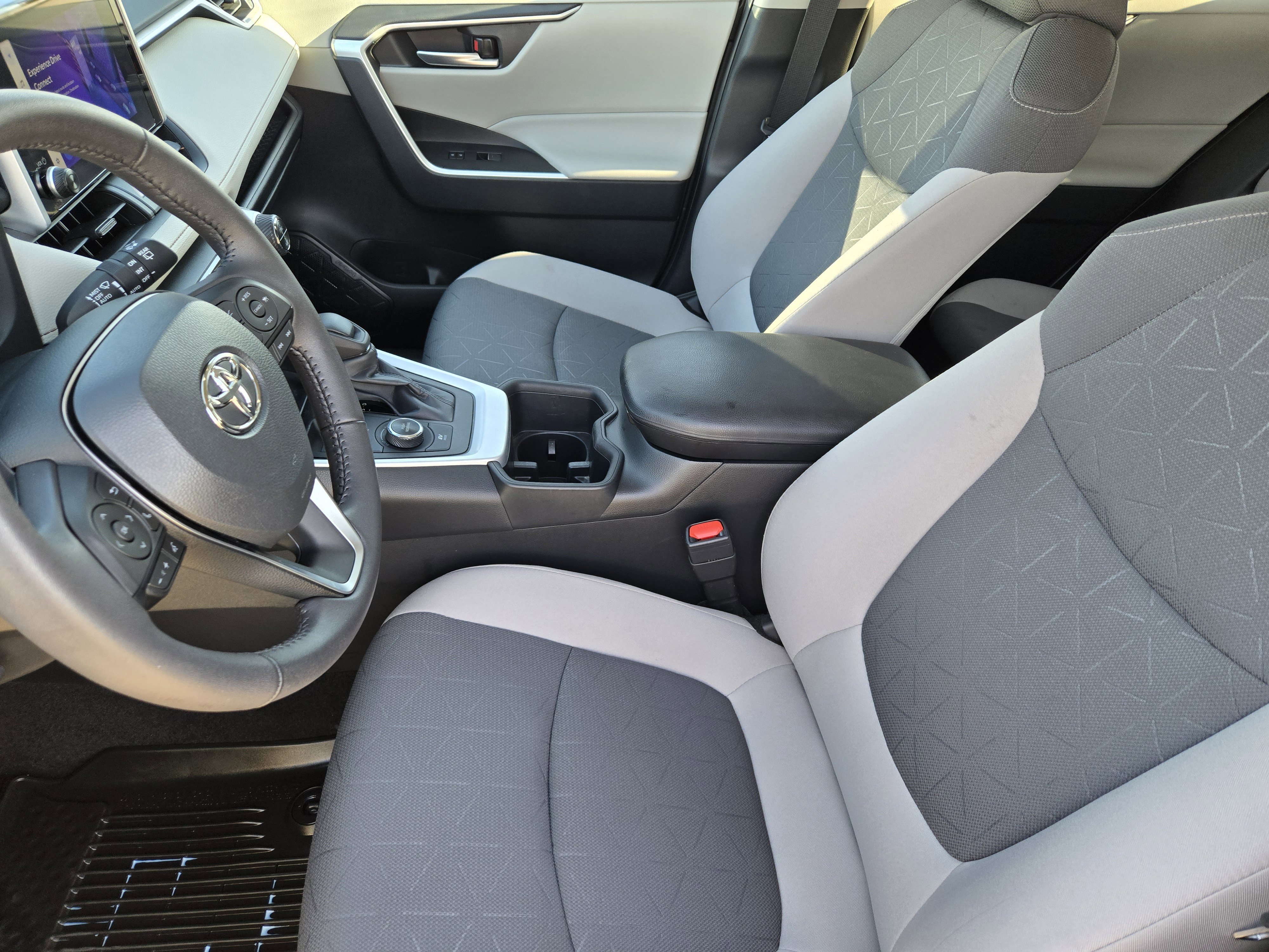 Used 2024 Toyota RAV4 XLE w/ Convenience Package image 18