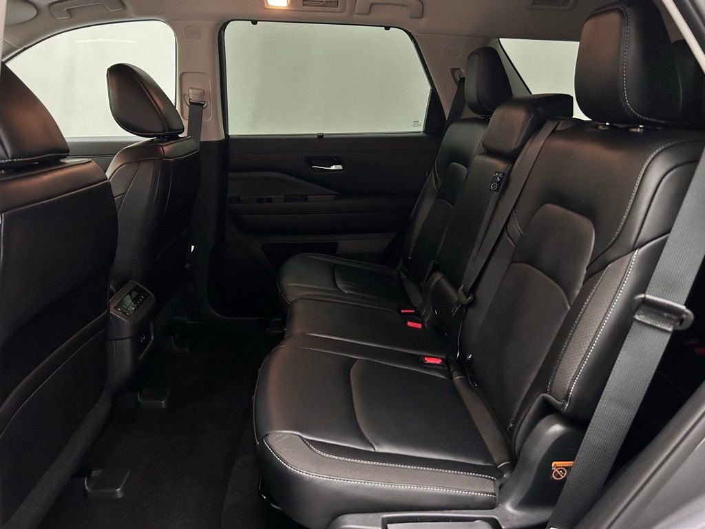 Used 2025 Nissan Pathfinder SL w/ Black Appearance Package image 14