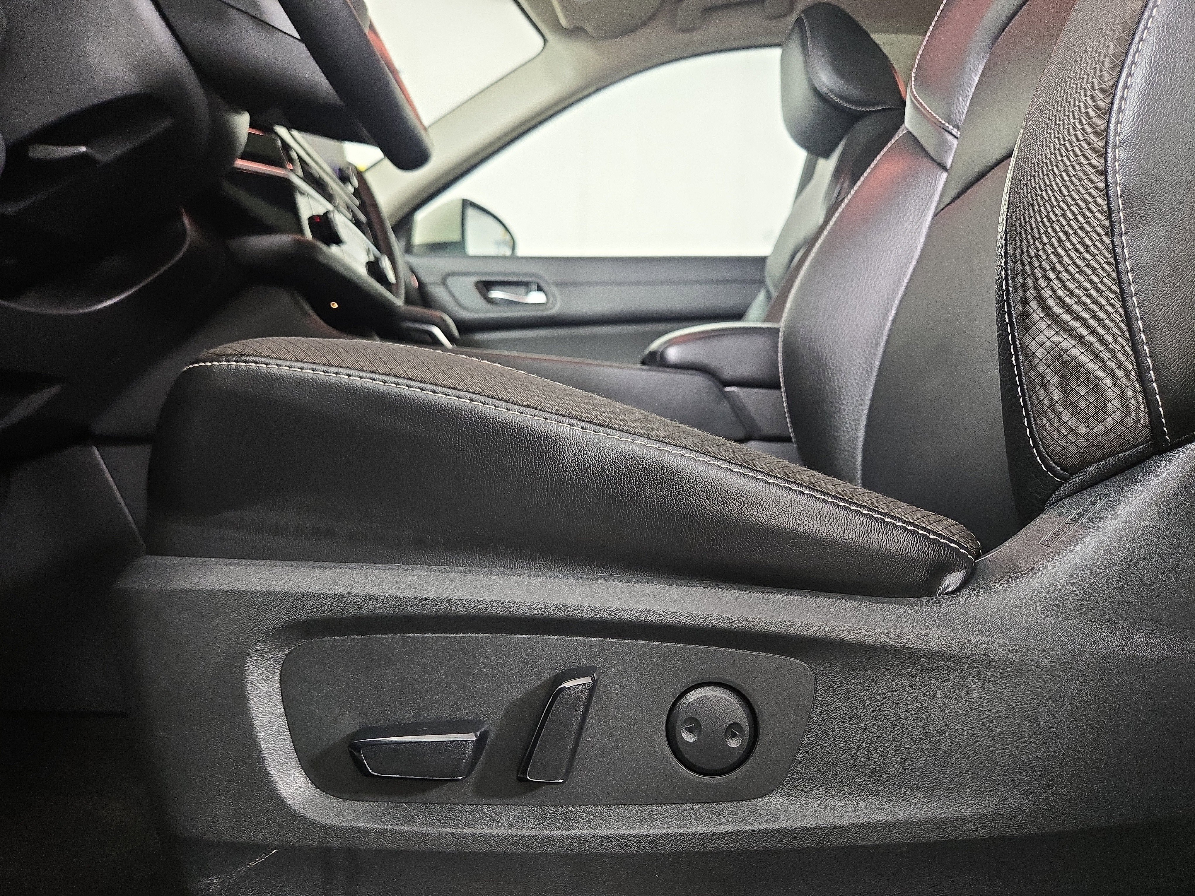 Used 2024 Nissan Pathfinder SL w/ SL Premium Package image 31