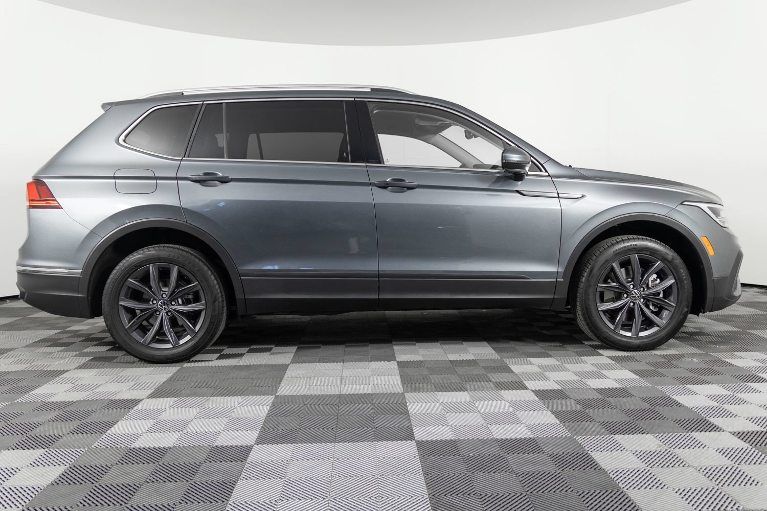 Used 2022 Volkswagen Tiguan SE AWD/4WD image 9