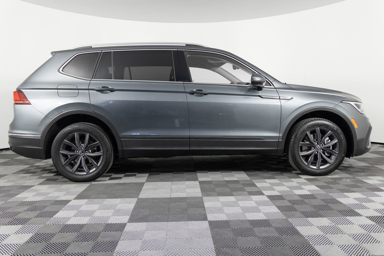 Used 2022 Volkswagen Tiguan SE AWD/4WD image 9