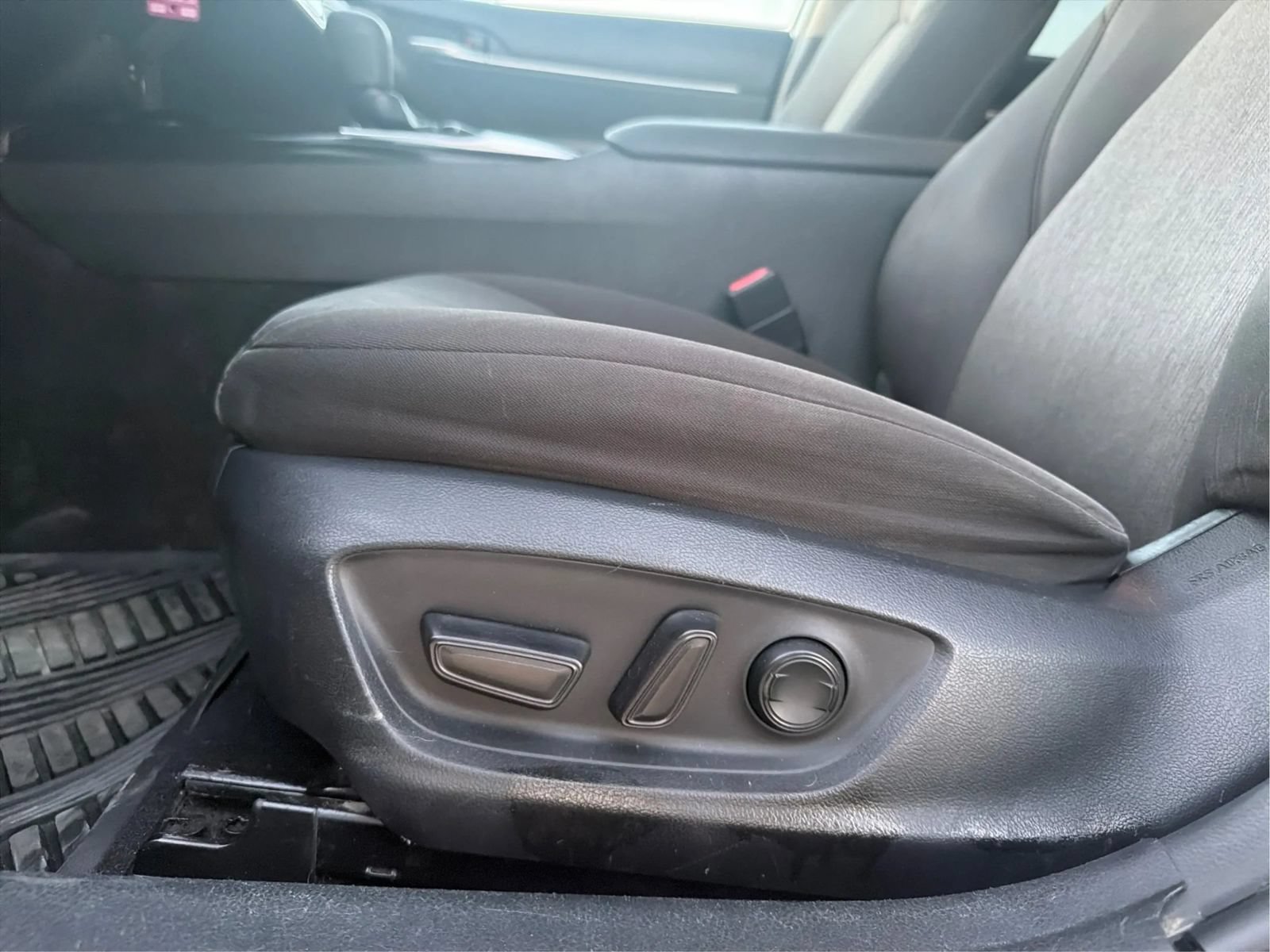 Used 2019 Toyota Camry LE FWD image 35