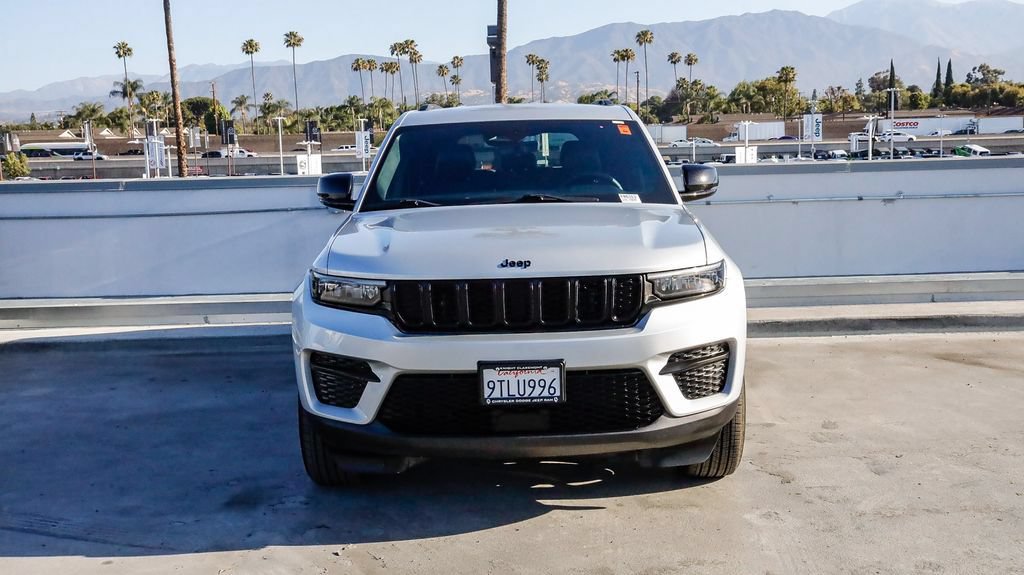 Used 2025 Jeep Grand Cherokee Altitude AWD/4WD image 3