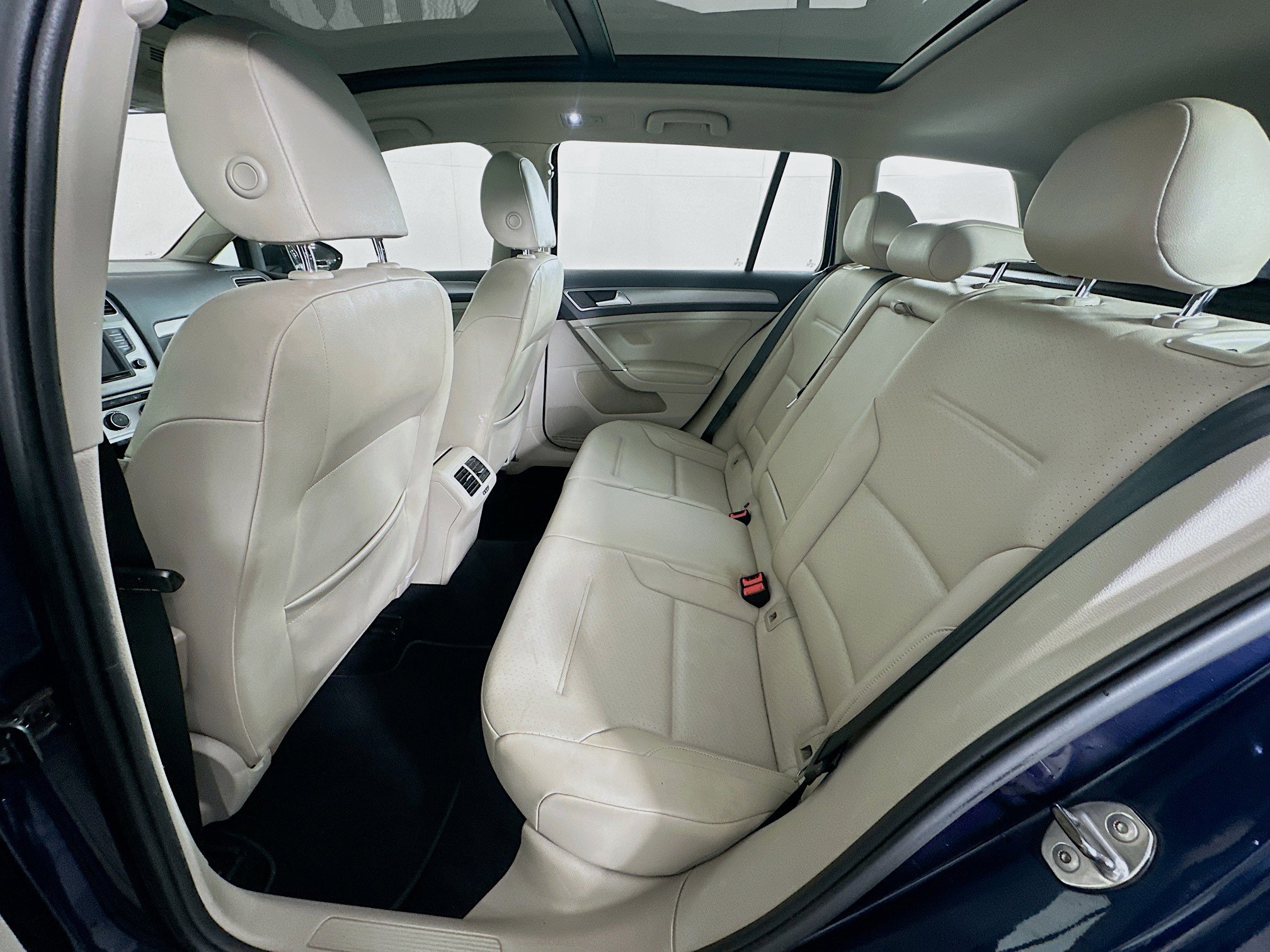 Used 2016 Volkswagen Golf Limited Edition image 27