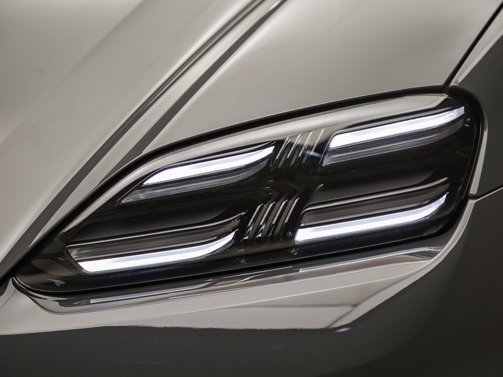 Certified 2025 Porsche Macan 4S Electric AWD/4WD image 9