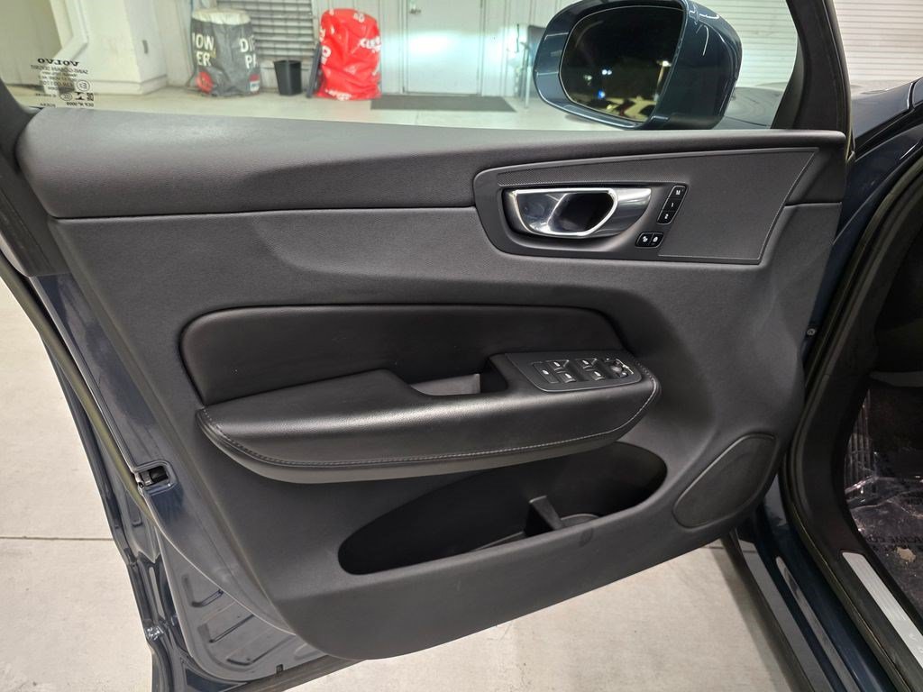 Used 2023 Volvo XC60 B5 Core AWD/4WD image 13