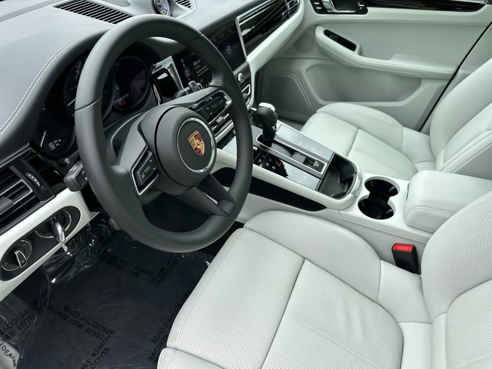Certified 2025 Porsche Macan AWD/4WD image 4