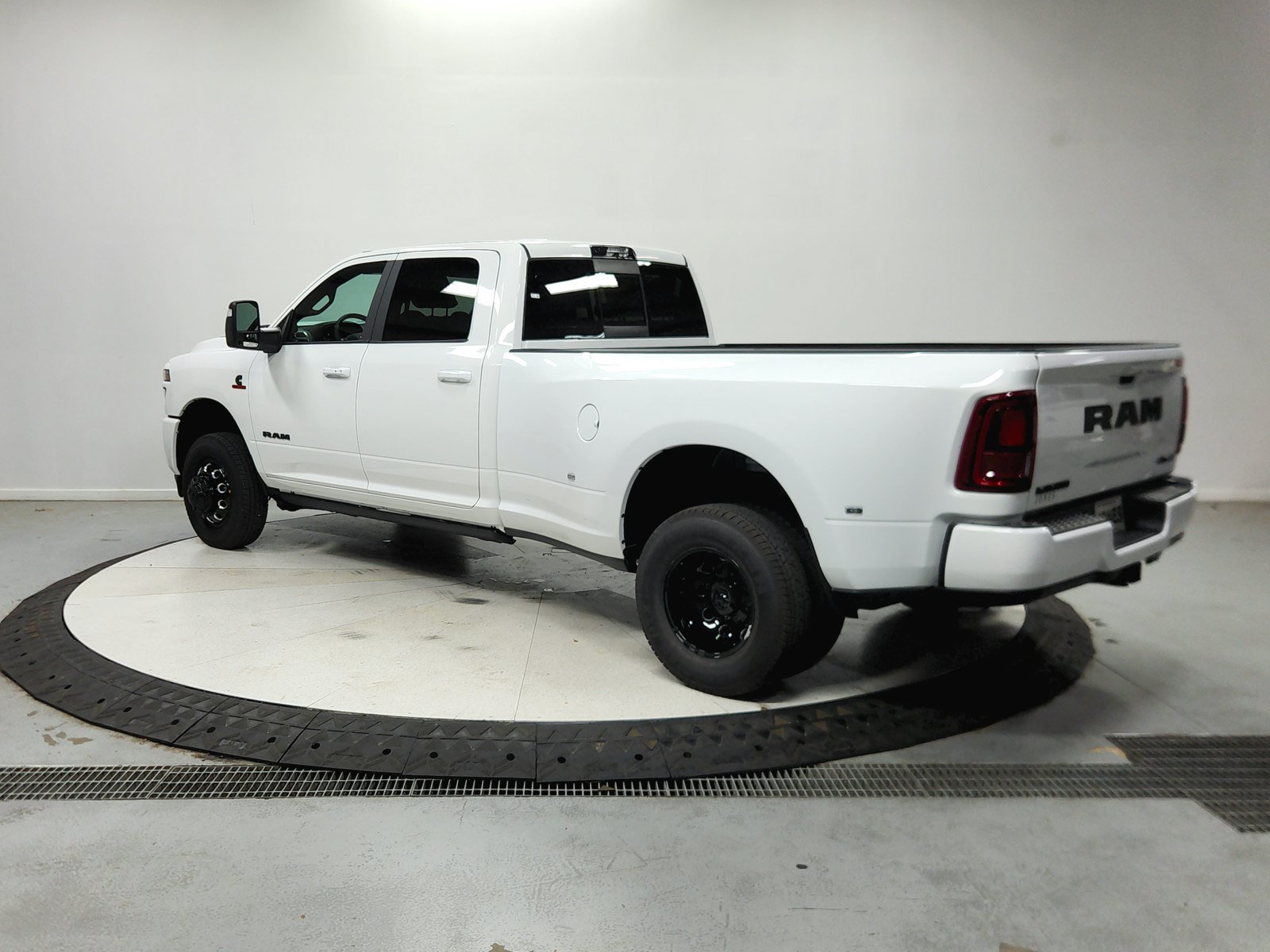 New 2026 RAM 3500 Laramie AWD/4WD image 6