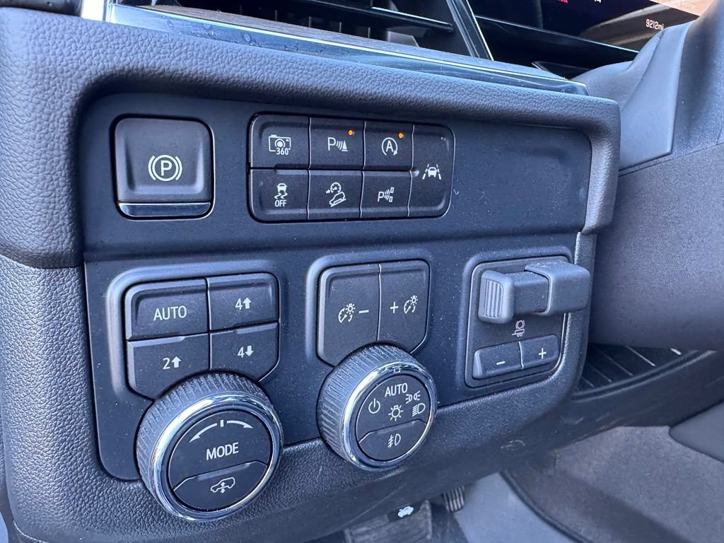 Used 2025 Chevrolet Suburban High Country AWD/4WD image 16