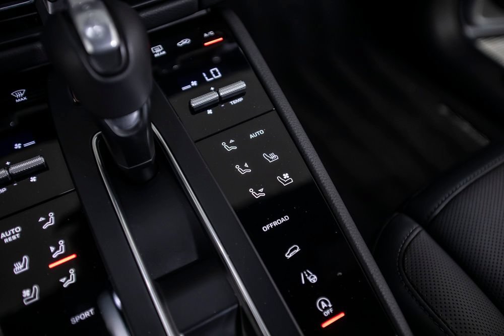 Used 2024 Porsche Macan AWD/4WD image 33