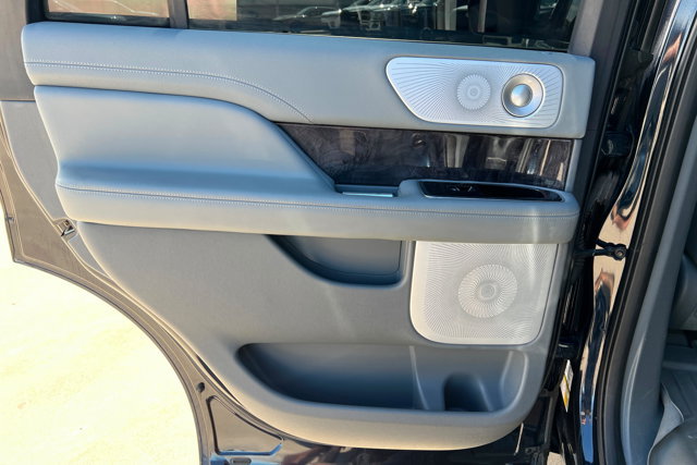 Used 2021 Lincoln Navigator Reserve w/ Luxury Package AWD/4WD image 18