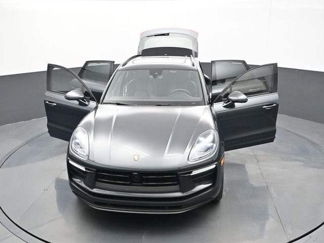 Certified 2025 Porsche Macan image 32