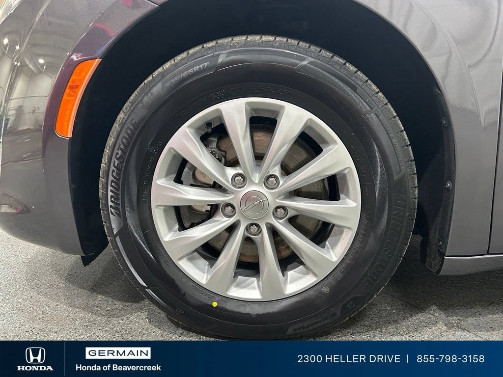 Used 2018 Chrysler Pacifica Touring-L FWD image 13