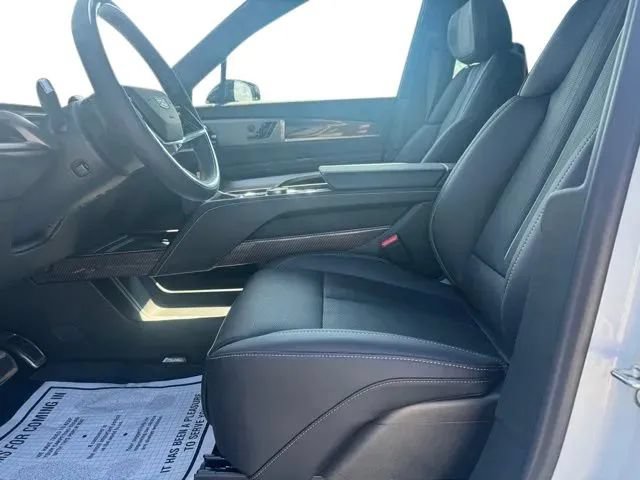 New 2027 Cadillac Vistiq Sport w/ LPO, Floor Liner Package AWD/4WD image 9
