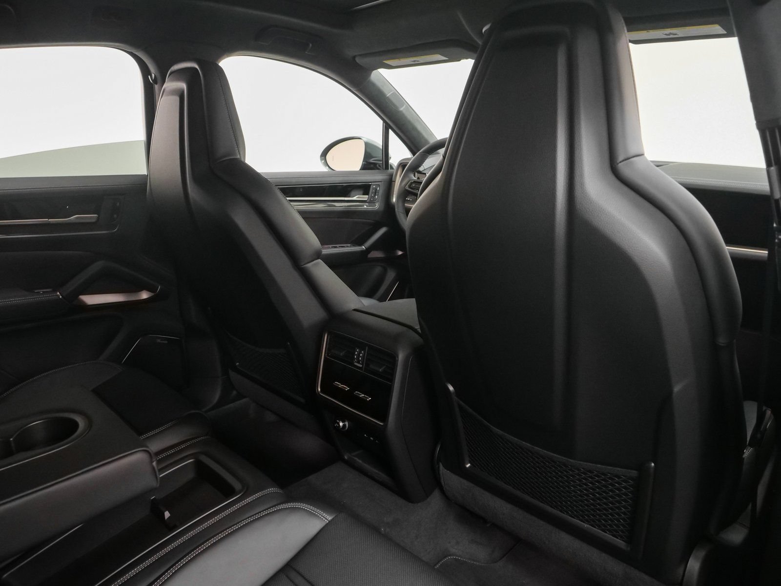 Used 2025 Porsche Cayenne Turbo AWD/4WD image 36