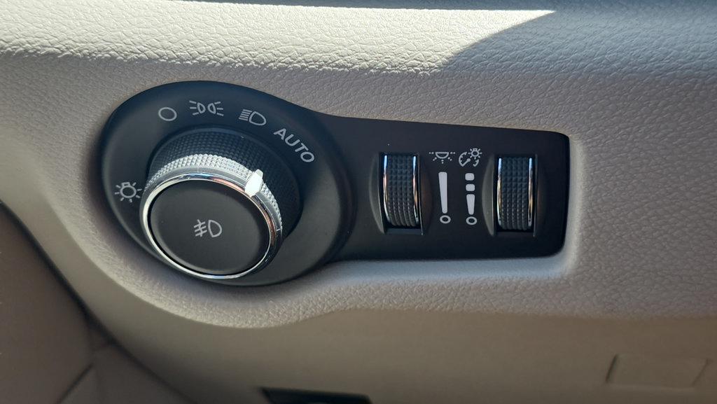 Used 2018 Chrysler Pacifica Limited FWD image 24
