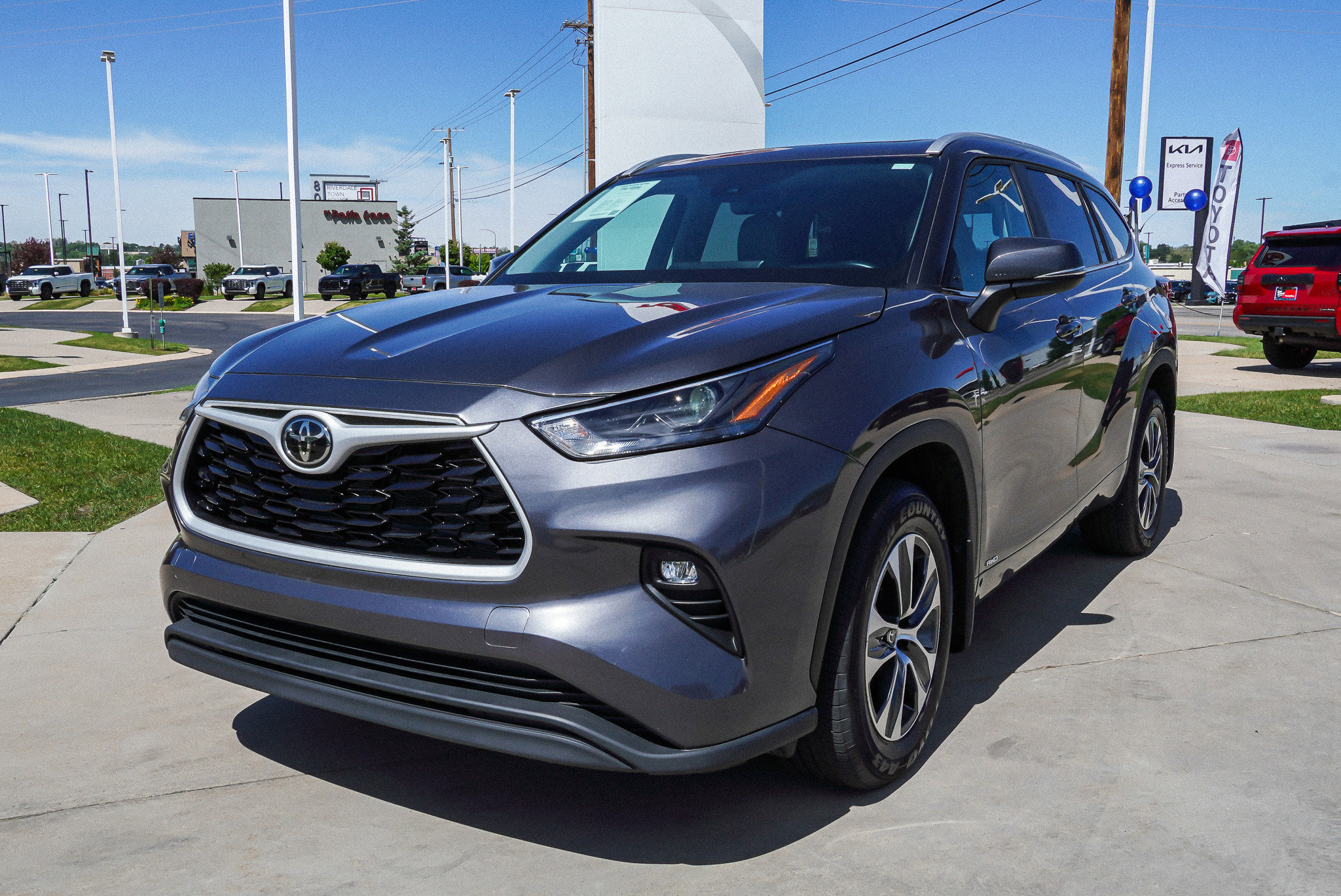 Certified 2025 Toyota Highlander XLE AWD/4WD image 4