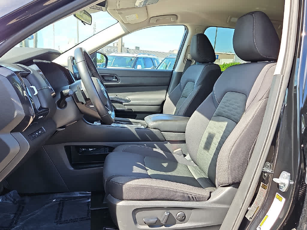 Used 2025 Nissan Pathfinder SV FWD image 12