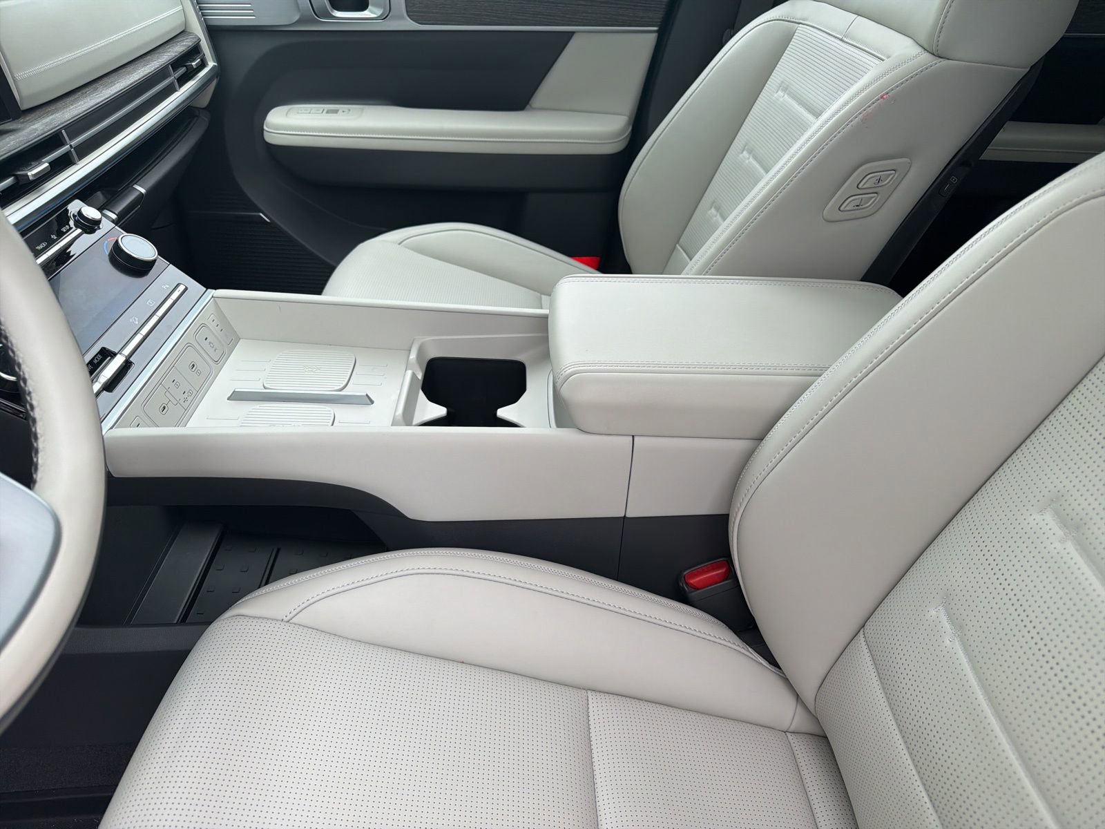 Certified 2025 Hyundai Santa Fe Calligraphy image 9