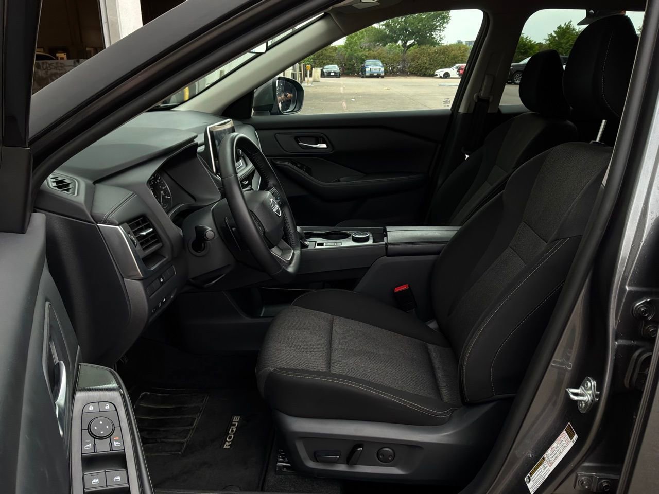 Used 2025 Nissan Rogue SV image 9