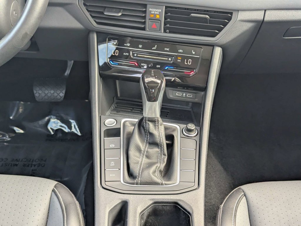 Used 2025 Volkswagen Jetta SE FWD image 17