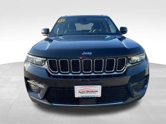 Used 2023 Jeep Grand Cherokee Laredo image 2