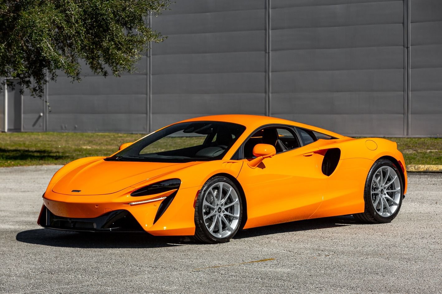 Used 2024 McLaren Artura RWD image 33