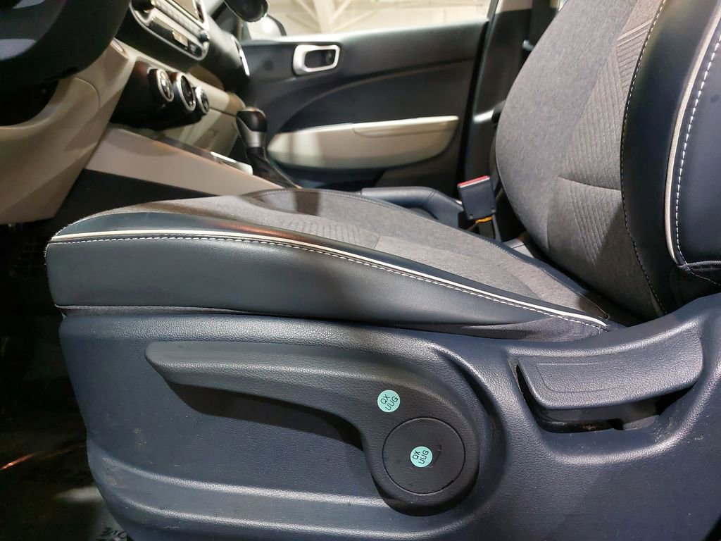 Used 2022 Hyundai Venue Limited FWD image 28