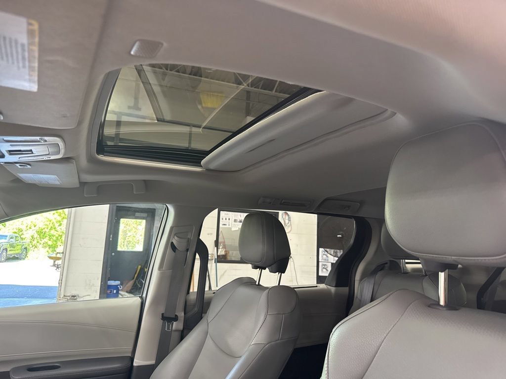 Used 2021 Toyota Sienna XLE FWD image 24