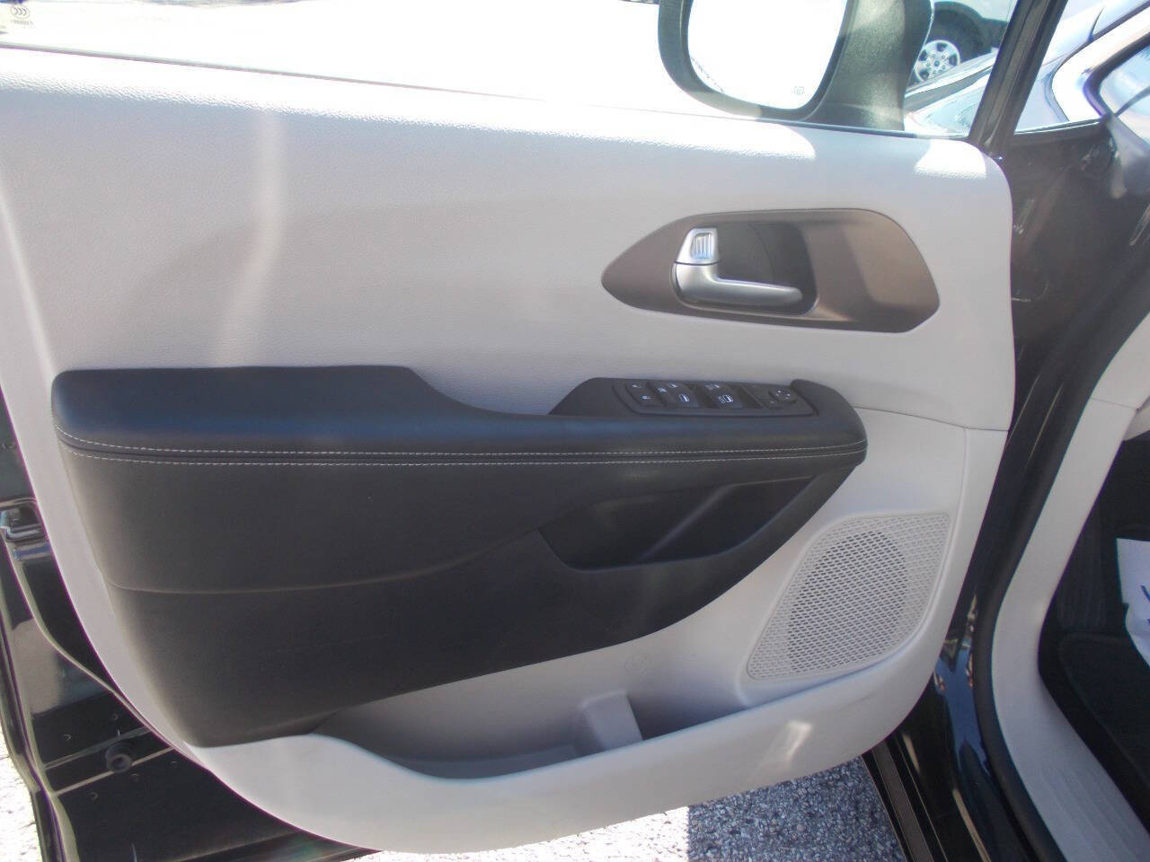 Used 2021 Chrysler Voyager Lxi image 12