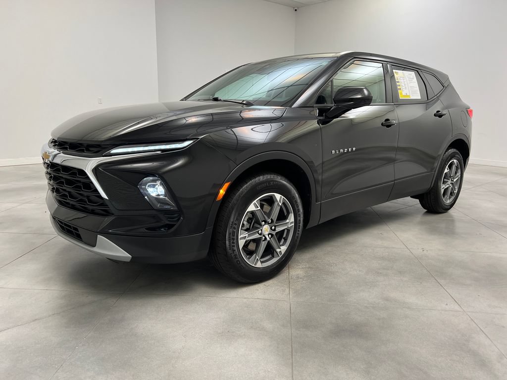 Used 2025 Chevrolet Blazer LT FWD image 4
