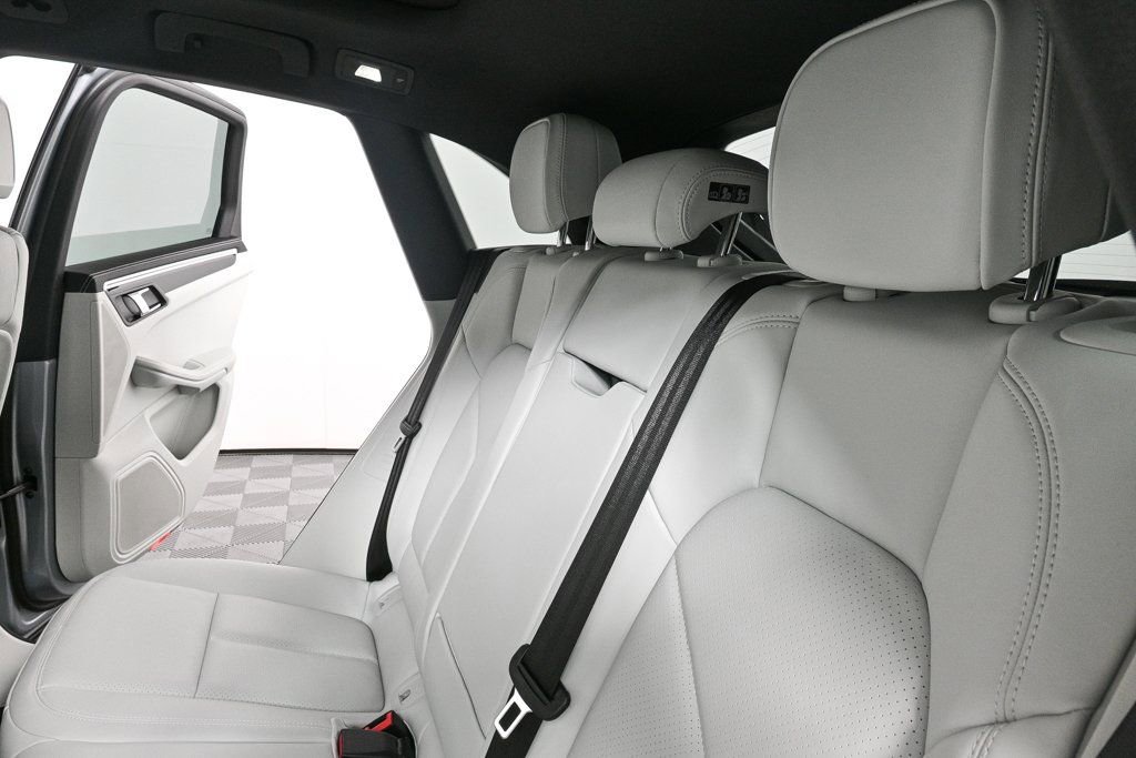 Certified 2025 Porsche Macan image 21