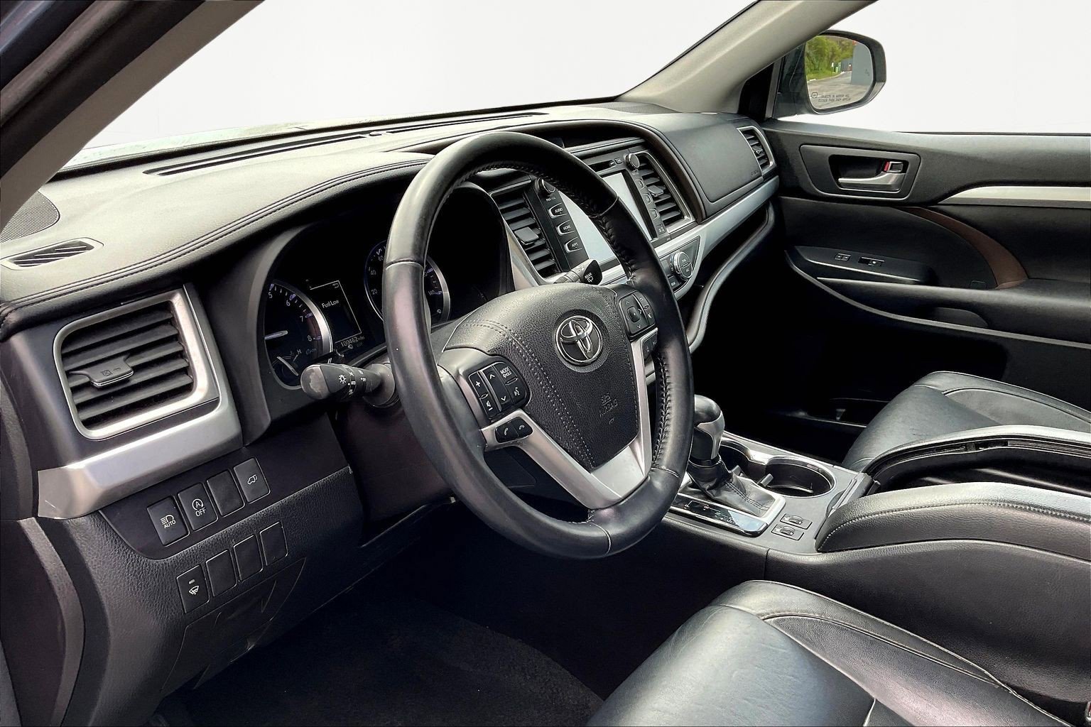 Used 2018 Toyota Highlander XLE image 17