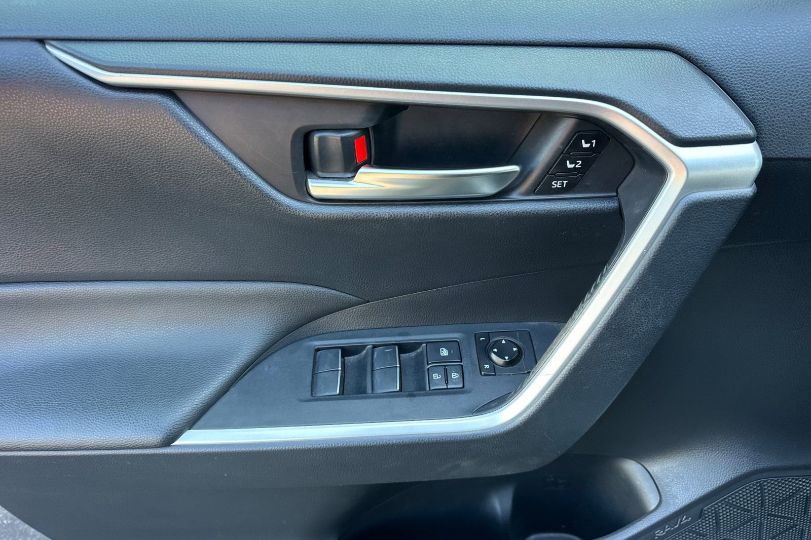 Used 2019 Toyota RAV4 XLE Premium w/ Cold Weather Package AWD/4WD image 8