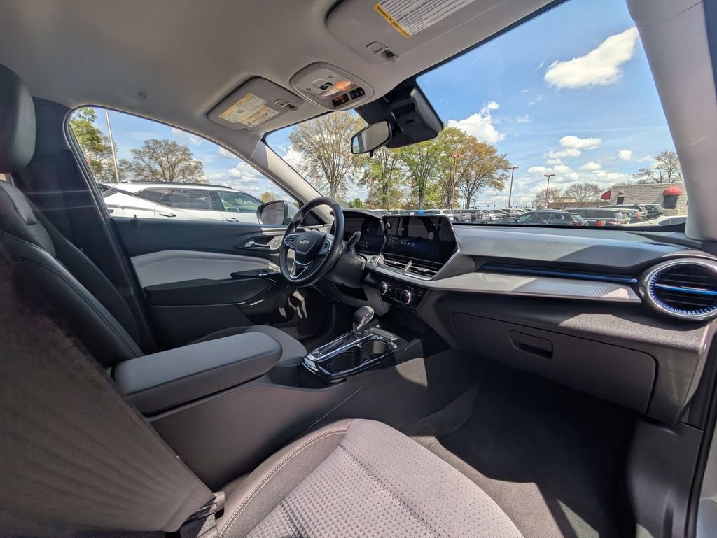 Used 2025 Chevrolet Trax LT w/ LT Convenience Package image 30