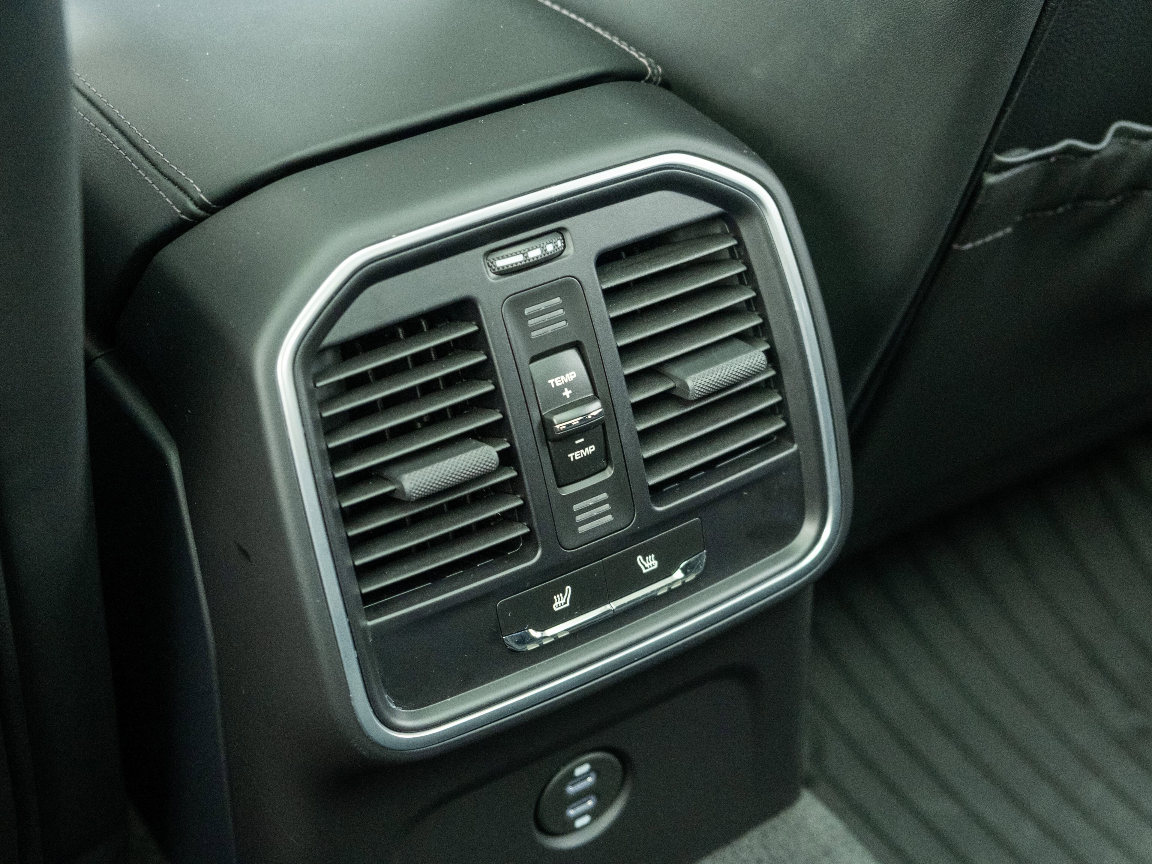 Certified 2026 Porsche Macan AWD/4WD image 34