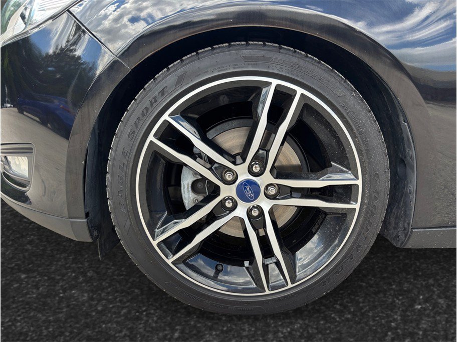 Used 2018 Ford Focus SE w/ SE Appearance Package FWD image 12