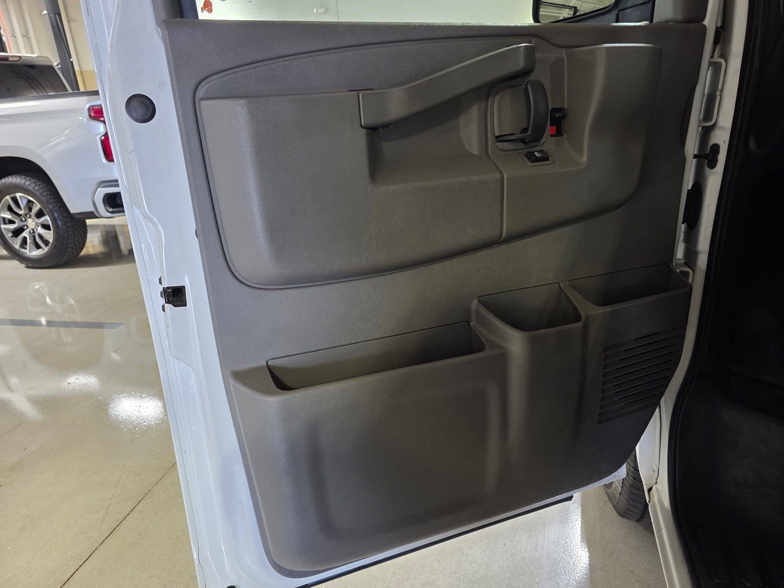 Used 2018 Chevrolet Express 2500 LS w/ Driver Convenience Package image 24