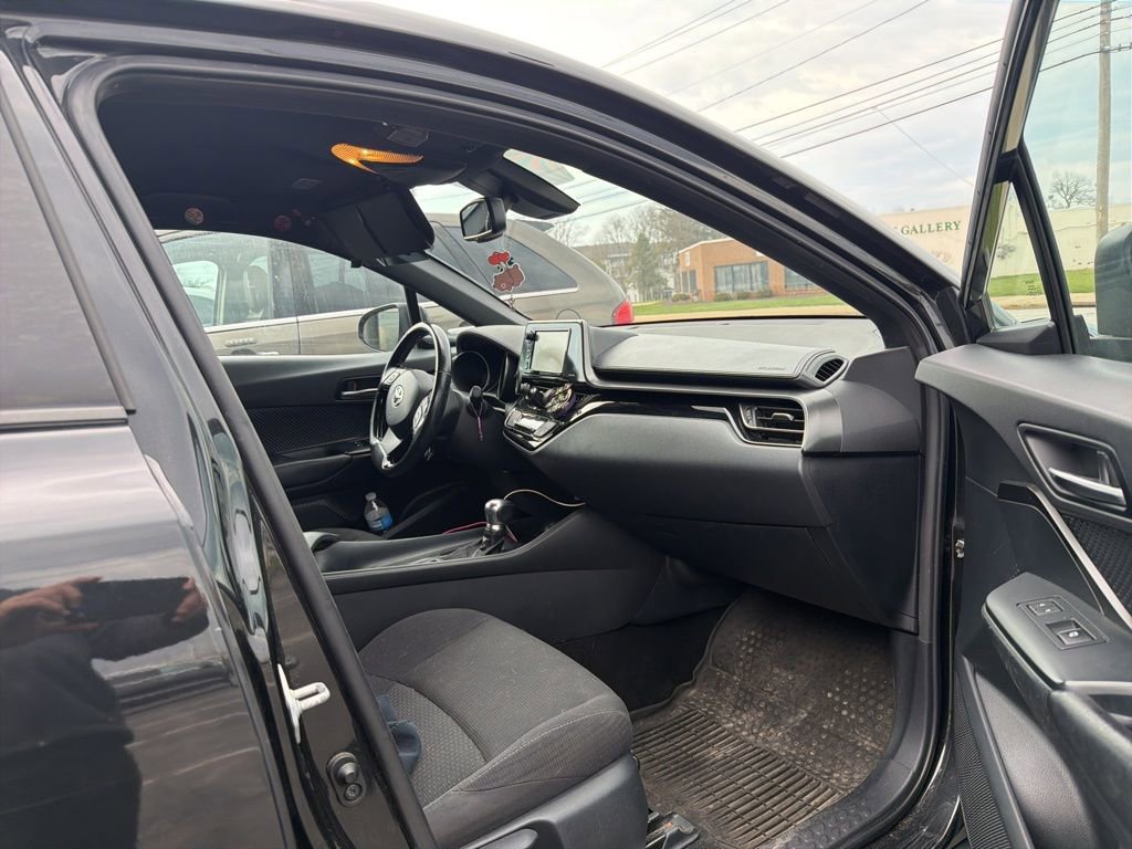 Used 2018 Toyota C-HR XLE image 2