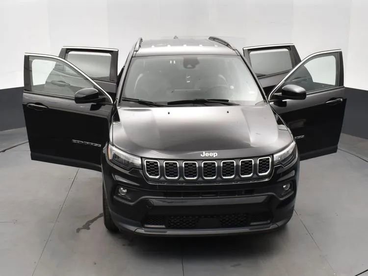 Used 2024 Jeep Compass Latitude AWD/4WD image 10