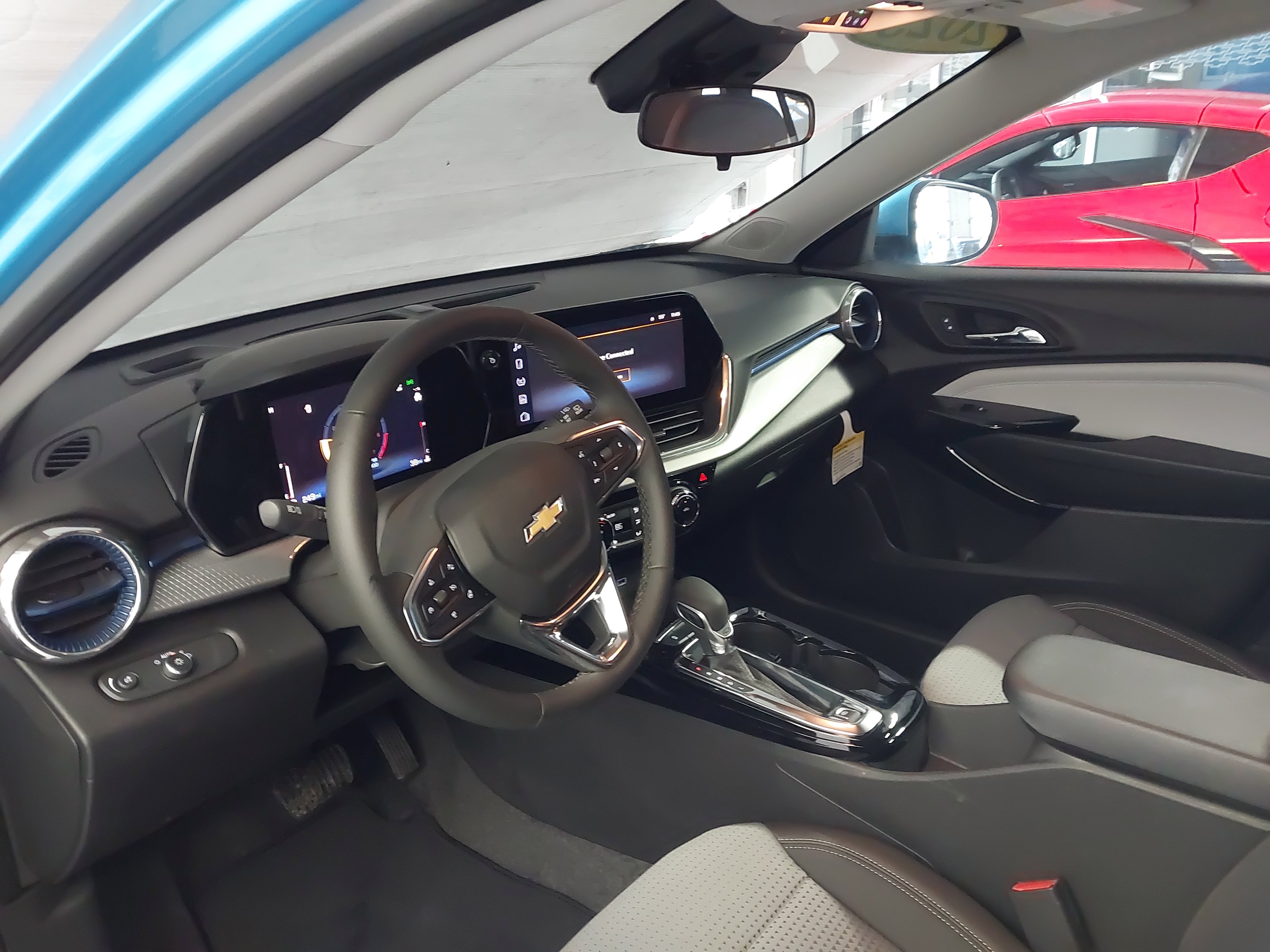 Used 2025 Chevrolet Trax LT w/ Driver Confidence Package FWD image 2
