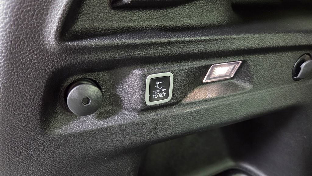 Used 2023 Jeep Grand Cherokee L Limited AWD/4WD image 17