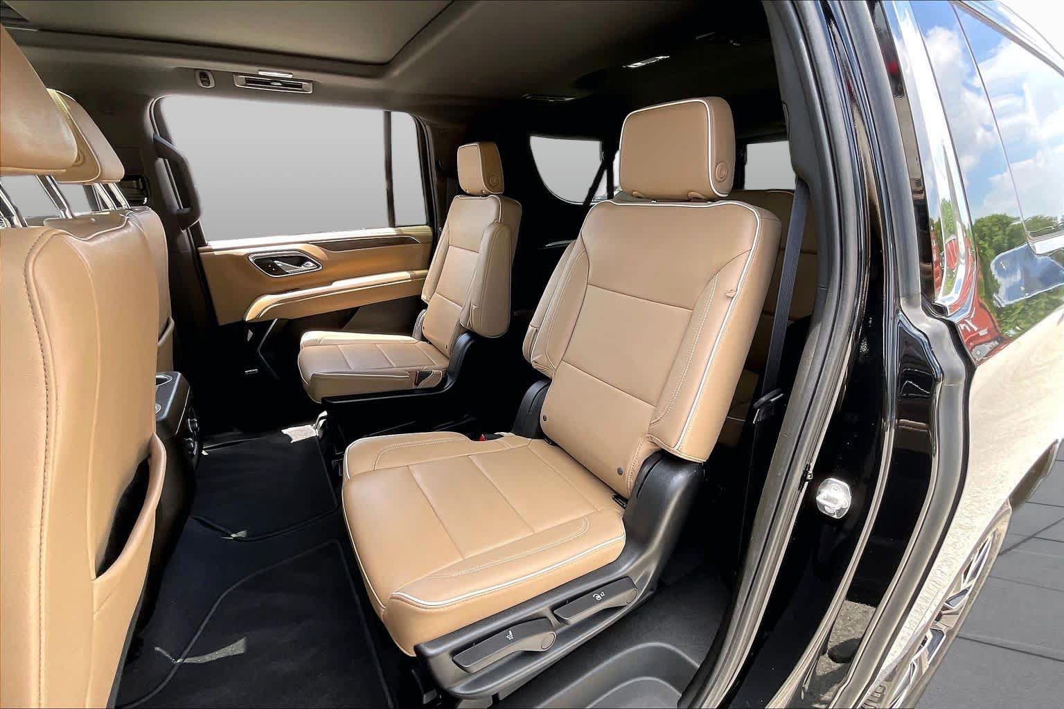 Used 2023 Chevrolet Suburban Premier AWD/4WD image 20