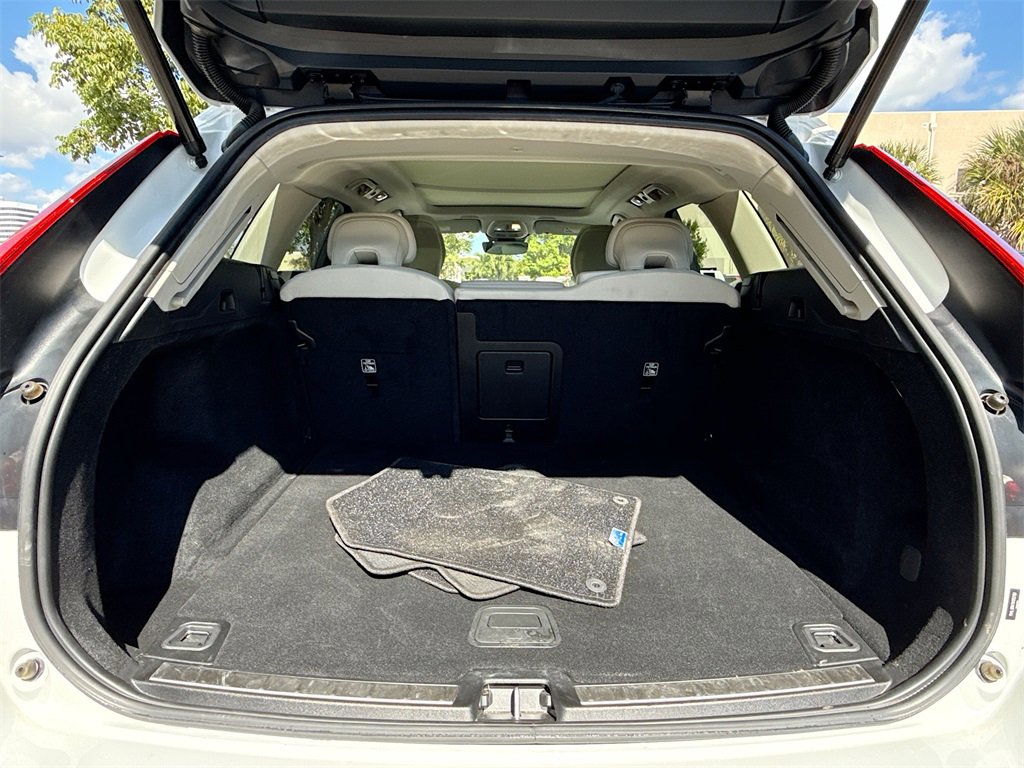 Used 2022 Volvo XC60 B5 Momentum image 29